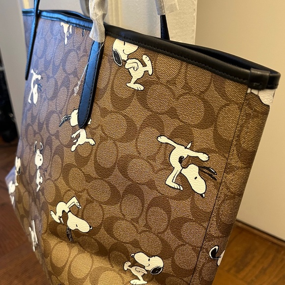 Coach X Peanuts-Snoopy City Tote in Signature Canvas - Picture 5 of 6